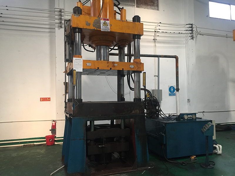 800 tons four-column hydraulic press