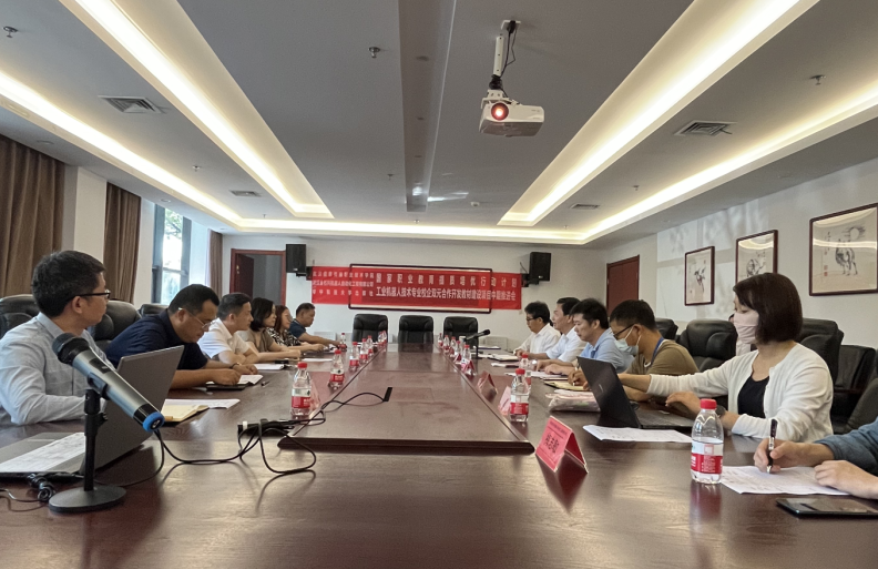提质培优行动计划工业机器人技术专业校企“双元”合作 开发规划教材建设项目中期推进会 在华中科技大学出版社召开
