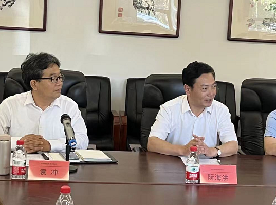 提质培优行动计划工业机器人技术专业校企“双元”合作 开发规划教材建设项目中期推进会 在华中科技大学出版社召开