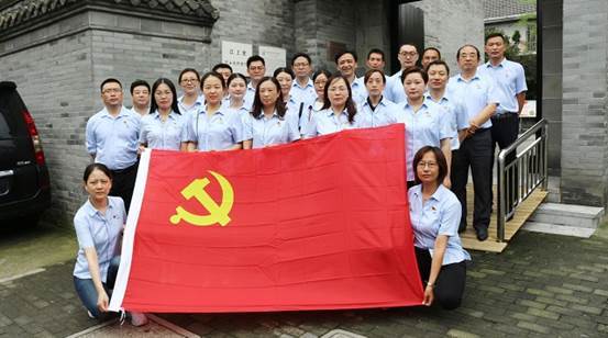 火紅的七月黨旗飄揚(yáng)，在慶祝建黨99周年的光輝時(shí)刻，為更好地教育引導(dǎo)公司黨員干部傳承黨的光榮傳統(tǒng)和優(yōu)良作風(fēng)，不忘初心、牢記使命，在推動企業(yè)高質(zhì)量發(fā)展中凝心聚力、奮發(fā)有為，7月21日，揚(yáng)州威克公司黨委開展主題黨日活動，組織公司黨員、積極分子參觀“江上青烈士史料陳列館”。     江上青烈士史料陳列館位于廣陵區(qū)旌忠巷33號，是江上青烈士生前工作戰(zhàn)斗過的平民中學(xué)舊址。活動中，大家在解說員的帶領(lǐng)下參觀了史料陳列館的七個(gè)展廳，圖文并茂全面回顧了江上青烈士生平，重溫了他短暫而不平凡的人生?！敖虝?，播撒火種”，“千里救亡，喚起民眾”，“開辟革命根據(jù)地，血灑皖東北”，“浩氣長存，緬懷永遠(yuǎn)”等給大家留下了深刻印象。     回顧歷史使人振奮。公司黨員和積極分子深有感觸，紛紛表示通過江上青烈士光輝而短暫的一生，特別是看到了一幅幅珍貴的圖片、實(shí)物和文物，使我們仿佛回到了那個(gè)如火如荼的戰(zhàn)爭年代，置身于轟轟烈烈的革命洪流之中，正是無數(shù)革命烈士用熱血和生命踐行著共產(chǎn)黨員的諾言，換來了我們今天的幸福和富強(qiáng)。今天的我們將進(jìn)一步牢記黨的宗旨，立足崗位無私奉獻(xiàn)，履行黨員義務(wù)，做一名稱職的、合格的共產(chǎn)黨員。