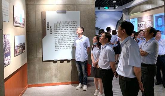 火紅的七月黨旗飄揚(yáng)，在慶祝建黨99周年的光輝時(shí)刻，為更好地教育引導(dǎo)公司黨員干部傳承黨的光榮傳統(tǒng)和優(yōu)良作風(fēng)，不忘初心、牢記使命，在推動企業(yè)高質(zhì)量發(fā)展中凝心聚力、奮發(fā)有為，7月21日，揚(yáng)州威克公司黨委開展主題黨日活動，組織公司黨員、積極分子參觀“江上青烈士史料陳列館”。     江上青烈士史料陳列館位于廣陵區(qū)旌忠巷33號，是江上青烈士生前工作戰(zhàn)斗過的平民中學(xué)舊址?；顒又?，大家在解說員的帶領(lǐng)下參觀了史料陳列館的七個(gè)展廳，圖文并茂全面回顧了江上青烈士生平，重溫了他短暫而不平凡的人生?！敖虝耍ト龌鸱N”，“千里救亡，喚起民眾”，“開辟革命根據(jù)地，血灑皖東北”，“浩氣長存，緬懷永遠(yuǎn)”等給大家留下了深刻印象。     回顧歷史使人振奮。公司黨員和積極分子深有感觸，紛紛表示通過江上青烈士光輝而短暫的一生，特別是看到了一幅幅珍貴的圖片、實(shí)物和文物，使我們仿佛回到了那個(gè)如火如荼的戰(zhàn)爭年代，置身于轟轟烈烈的革命洪流之中，正是無數(shù)革命烈士用熱血和生命踐行著共產(chǎn)黨員的諾言，換來了我們今天的幸福和富強(qiáng)。今天的我們將進(jìn)一步牢記黨的宗旨，立足崗位無私奉獻(xiàn)，履行黨員義務(wù)，做一名稱職的、合格的共產(chǎn)黨員。