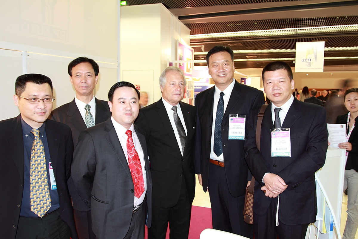 Group photo of the Chairman and French government officials