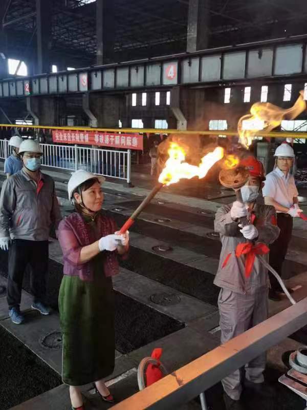 靳艳军董事长为山东天阳炭素一号焙烧炉点火