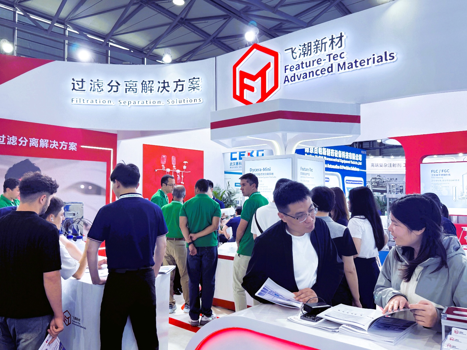 一群人站在台上演讲AI 生成的内容可能不正确。