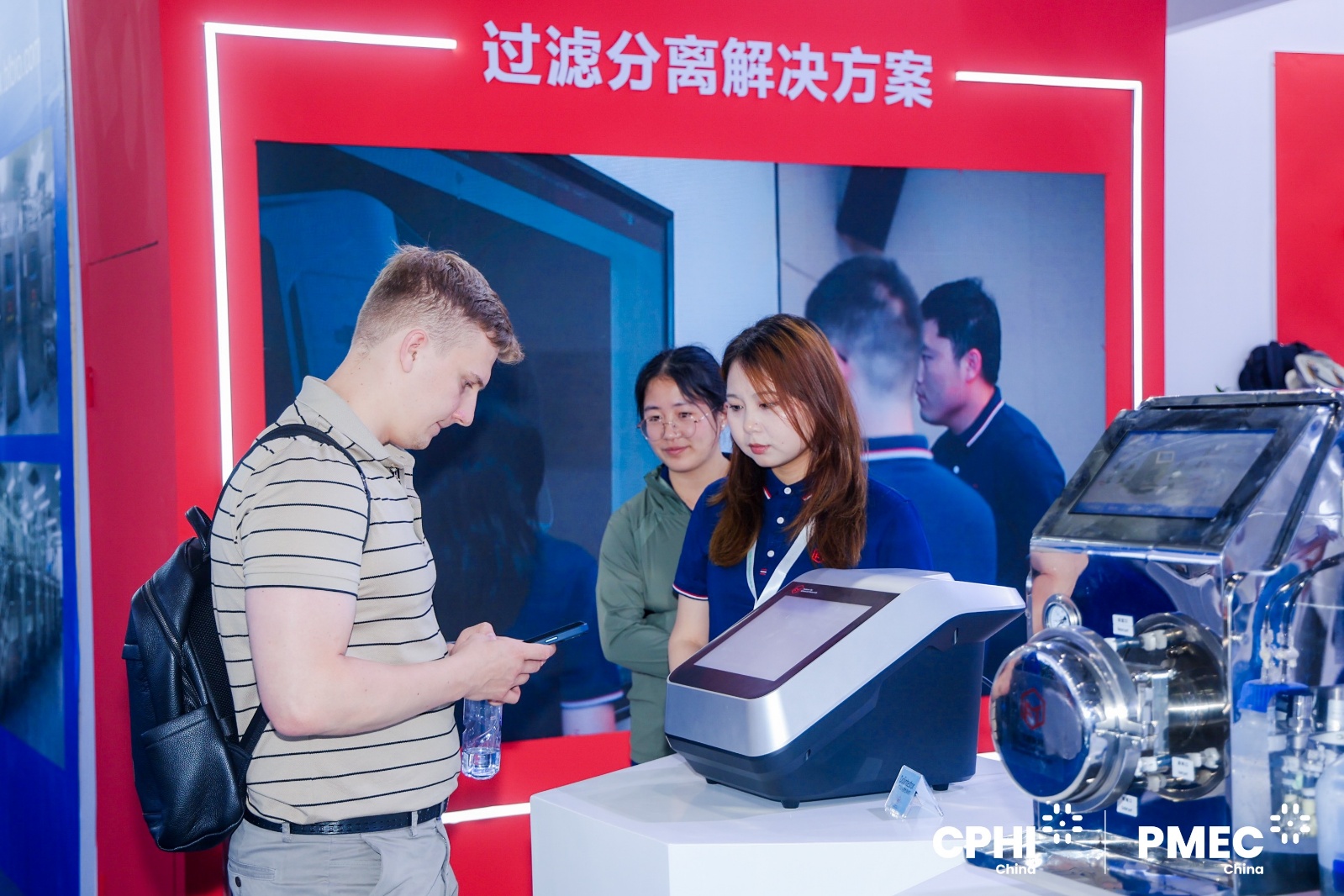 图片包含 人, 室内, 男人, 站AI 生成的内容可能不正确。