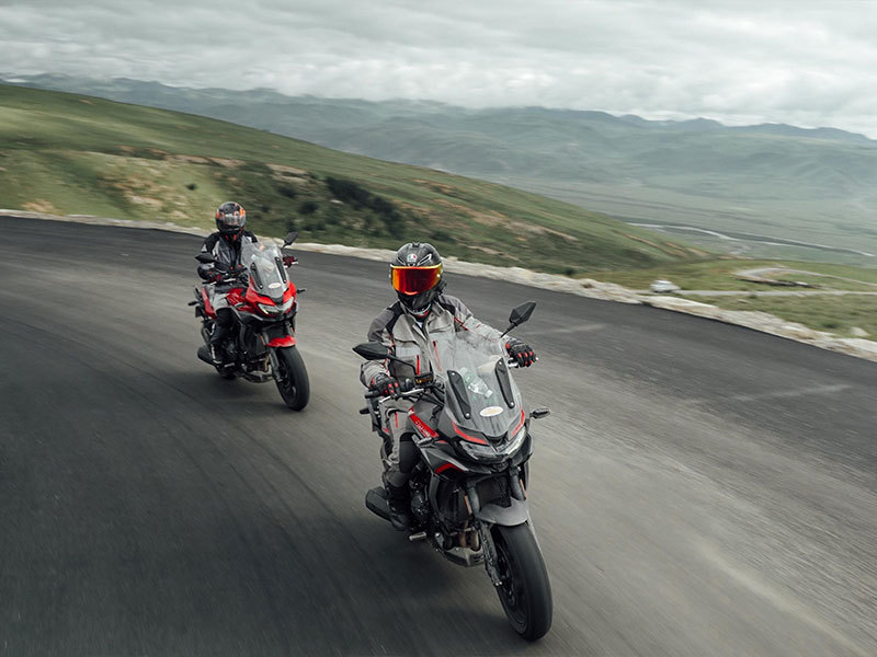 The competition between motorcycles and cars is starting! Why did the motorcycle suddenly catch fire when the car was going downhill?