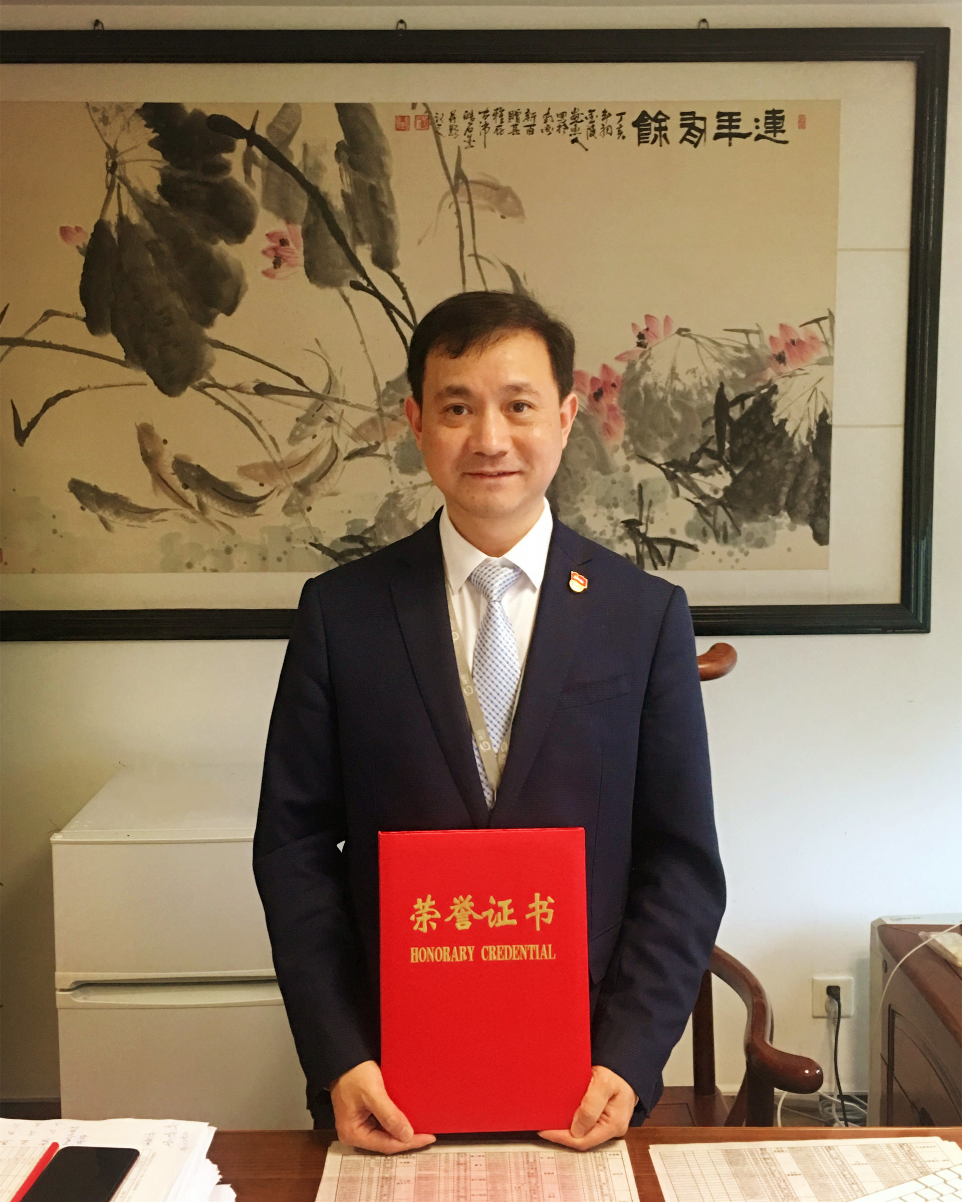 　　7月1日上午，秦淮區(qū)“七一”表彰大會隆重召開，南京新百中心店總經(jīng)理胡雪飛同志被授予“秦淮區(qū)優(yōu)秀共產(chǎn)黨員”榮譽(yù)稱號。在“七一”這個特殊日子里，胡雪飛同志將2000元獎金以特殊黨費的形式向黨的99歲生日獻(xiàn)禮，表達(dá)了一名老黨員對中國共產(chǎn)黨的深情厚誼。  　　胡雪飛同志入職27載， 黨齡20年，始終扎根在基層一線，發(fā)揮先鋒模范作用，為黨旗增光添彩。今年2月份，新冠肺炎疫情突如其來，胡雪飛同志帶領(lǐng)全店上下立刻從商業(yè)一線轉(zhuǎn)戰(zhàn)到抗疫一線。關(guān)鍵時刻，每天堅守在6萬多平米的防疫一線，面戴口罩，胸配黨徽，帶領(lǐng)廣大干部員工組成一張張嚴(yán)密的防控排查網(wǎng)絡(luò)，確保疫情防控萬無一失。  　　病毒無情，新百有愛。作為省市衛(wèi)健委援鄂物資配送指定單位，在戰(zhàn)疫情、保生產(chǎn)的戰(zhàn)場上，胡雪飛同志以高度的政治覺悟主動作為，高效完成了多次緊急物資調(diào)配任務(wù)。截至目前，他帶領(lǐng)員工先后提供了50批次、價值400萬元的防疫物資。5月11日，南京市疫情聯(lián)防聯(lián)控工作指揮部辦公室送上了一封感謝信，高度肯定了南京新百的“大愛無私和社會擔(dān)當(dāng)”。  　　4月疫情好轉(zhuǎn)，胡雪飛同志迅速組織復(fù)工復(fù)產(chǎn)。一方面，帶領(lǐng)團(tuán)隊搶節(jié)點，抓熱點，加速市場消費復(fù)蘇，積極引入首店首發(fā)：5月18日CHANEL入駐南京新百，是疫情期間該品牌在大中華區(qū)首家開業(yè)的店鋪;耐克最高級別KL于6月12日在南京新百開出江蘇首店，并取得2020年全國耐克KL開業(yè)銷售最高紀(jì)錄。胡雪飛同志以黨員的擔(dān)當(dāng)，為企業(yè)的發(fā)展，商圈的繁榮鞠躬盡瘁，奉獻(xiàn)一切。  　　“一名黨員一面旗”，胡雪飛同志始終團(tuán)結(jié)黨員、帶領(lǐng)黨員戰(zhàn)“疫”沖鋒在一線，彰顯了關(guān)鍵時刻沖得上、站得住、打得贏的先鋒風(fēng)采。