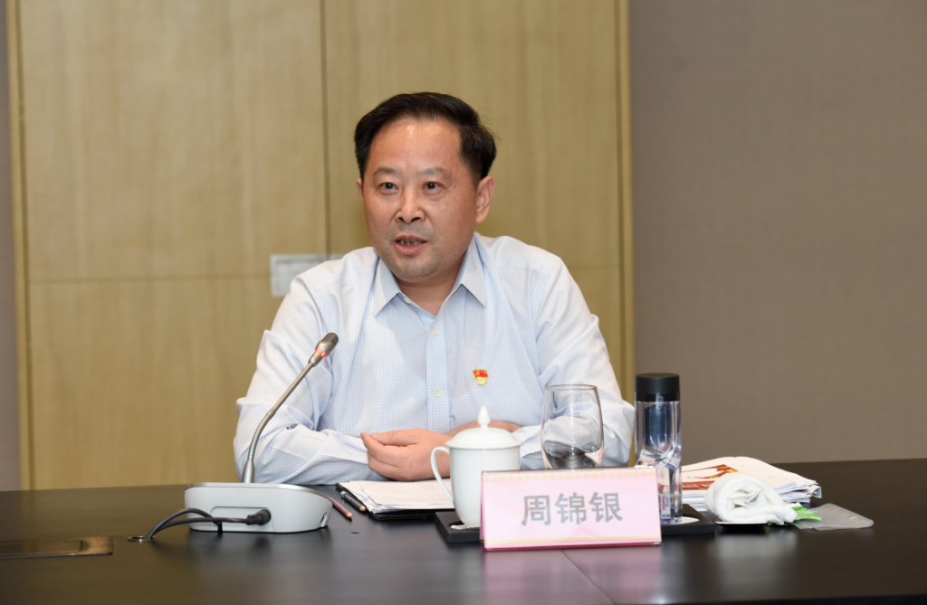 　　會(huì)議上，兩個(gè)黨支部書記簽署了《黨支部黨建結(jié)對(duì)共建協(xié)議書》。雙方黨組織將通過樓宇黨建“共創(chuàng)”、學(xué)習(xí)成長“共進(jìn)”、活動(dòng)陣地“共建”、組織生活“共過”、安全管理“共檢”和經(jīng)營發(fā)展“共促”的“六共”舉措，構(gòu)建新街口商圈樓宇黨建互通共融、互促共進(jìn)的合作平臺(tái)，實(shí)現(xiàn)黨的建設(shè)與經(jīng)營發(fā)展同頻共振的良好效應(yīng)。