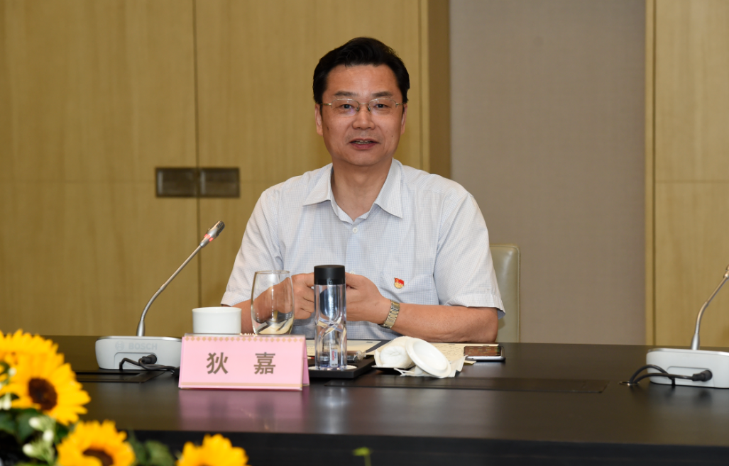 　　金陵飯店集團(tuán)公司黨委副書記周錦銀回顧了與南京新百黨委的“聯(lián)姻”過程，肯定了新百“改制不改色”、著力打造非公企業(yè)黨建品牌和新街口CBD黨建基地的經(jīng)驗(yàn)做法。他提出三點(diǎn)希望，一是抓住重點(diǎn)，總結(jié)提煉黨建品牌的特色做法，將黨建與改革、經(jīng)營、發(fā)展深度融合。二是以點(diǎn)帶面，以樓宇黨建品牌為基礎(chǔ)，以結(jié)對(duì)共建為契機(jī)，發(fā)揮示范和引領(lǐng)作用，馳而不息抓出成效。三是加強(qiáng)宣傳，將宣傳工作貫穿于基層黨建工作的全過程，增強(qiáng)結(jié)對(duì)共建的滲透力和影響力。