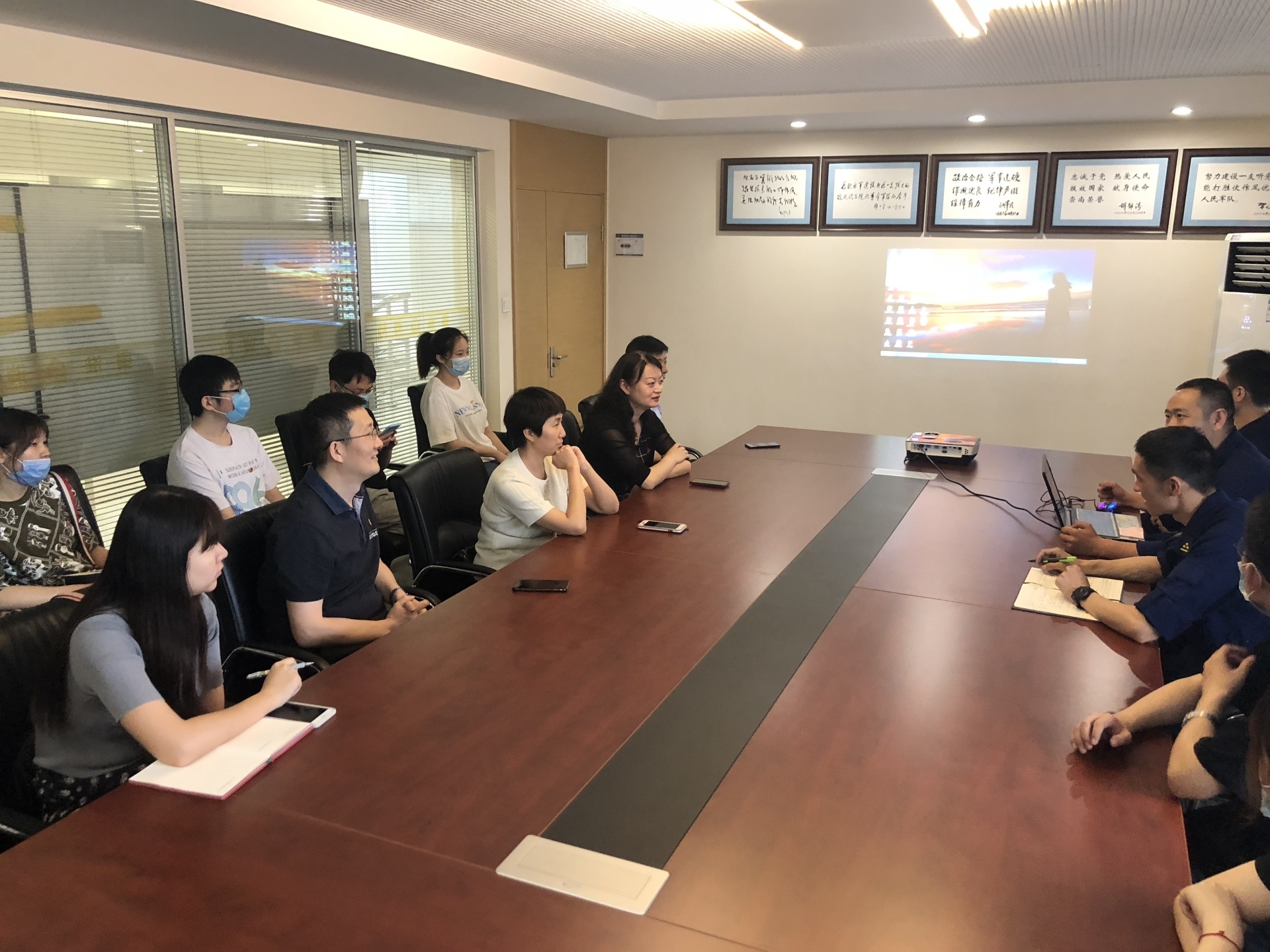 　　為更好地推進(jìn)消防安全宣傳和教育工作，發(fā)揮團(tuán)組織優(yōu)勢(shì)互補(bǔ)的作用，6月5日，百貨事業(yè)部總部團(tuán)支部開(kāi)展“消企攜手促發(fā)展，雙擁共建保平安”主題團(tuán)日活動(dòng)，組織團(tuán)員青年走進(jìn)侯家橋消防救援站學(xué)習(xí)交流，并為消防指戰(zhàn)員送去了清涼的防暑降溫物品。本次活動(dòng)還特別邀請(qǐng)了秦淮團(tuán)區(qū)委書(shū)記劉吉嫻、團(tuán)區(qū)委副書(shū)記童瑤，南京新百團(tuán)委書(shū)記章靜，百貨事業(yè)部總部黨支部書(shū)記楊成和支委王海寧一同參加。  　　救援站呂興平指導(dǎo)員深入淺出地向全體團(tuán)員講述了消防安全的重要性以及日吃常生活中的消防安全知識(shí)，并帶領(lǐng)大家一一參觀介紹了消防車的配備器材，精彩的講解和演示博得了陣陣掌聲。團(tuán)員們也踴躍穿上消防服，認(rèn)真學(xué)習(xí)消防器材的使用，親身體驗(yàn)了做消防員的感覺(jué)。參觀觀摩后，雙方還開(kāi)展了交流座談會(huì)并舉行了共建儀式，為后續(xù)的系列活動(dòng)奠定了良好基礎(chǔ)。  　　通過(guò)此次團(tuán)日活動(dòng)，不僅有效提升了廣大團(tuán)員青年的消防安全意識(shí)，營(yíng)造了學(xué)習(xí)消防知識(shí)、遵守消防法規(guī)的濃厚氛圍。同時(shí)，也使團(tuán)員們對(duì)消防指戰(zhàn)員在消除火災(zāi)隱患、保障社會(huì)安全方面做出的特殊貢獻(xiàn)表示深深的敬意。