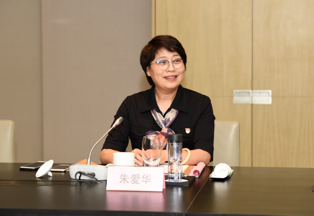 　　金陵飯店集團(tuán)黨委書記、董事長狄嘉贊賞了新百物業(yè)黨支部的“黨建+N”工作模式和“項(xiàng)目建在哪里，黨組織覆蓋在哪里”的黨建工作原則，對(duì)雙方的強(qiáng)強(qiáng)聯(lián)合表達(dá)祝賀和感謝。他介紹了金陵飯店集團(tuán)的發(fā)展歷程和企業(yè)文化，希望雙方找準(zhǔn)黨建工作共同點(diǎn)、開展活動(dòng)切入點(diǎn)，充分利用各自的優(yōu)勢資源，借助結(jié)對(duì)共建的東風(fēng)，取長補(bǔ)短、相互促進(jìn)、相互提高，提升基層黨組織的凝聚力和戰(zhàn)斗力，最終實(shí)現(xiàn)兩大集團(tuán)之間黨建工作和經(jīng)營發(fā)展的共建共贏。