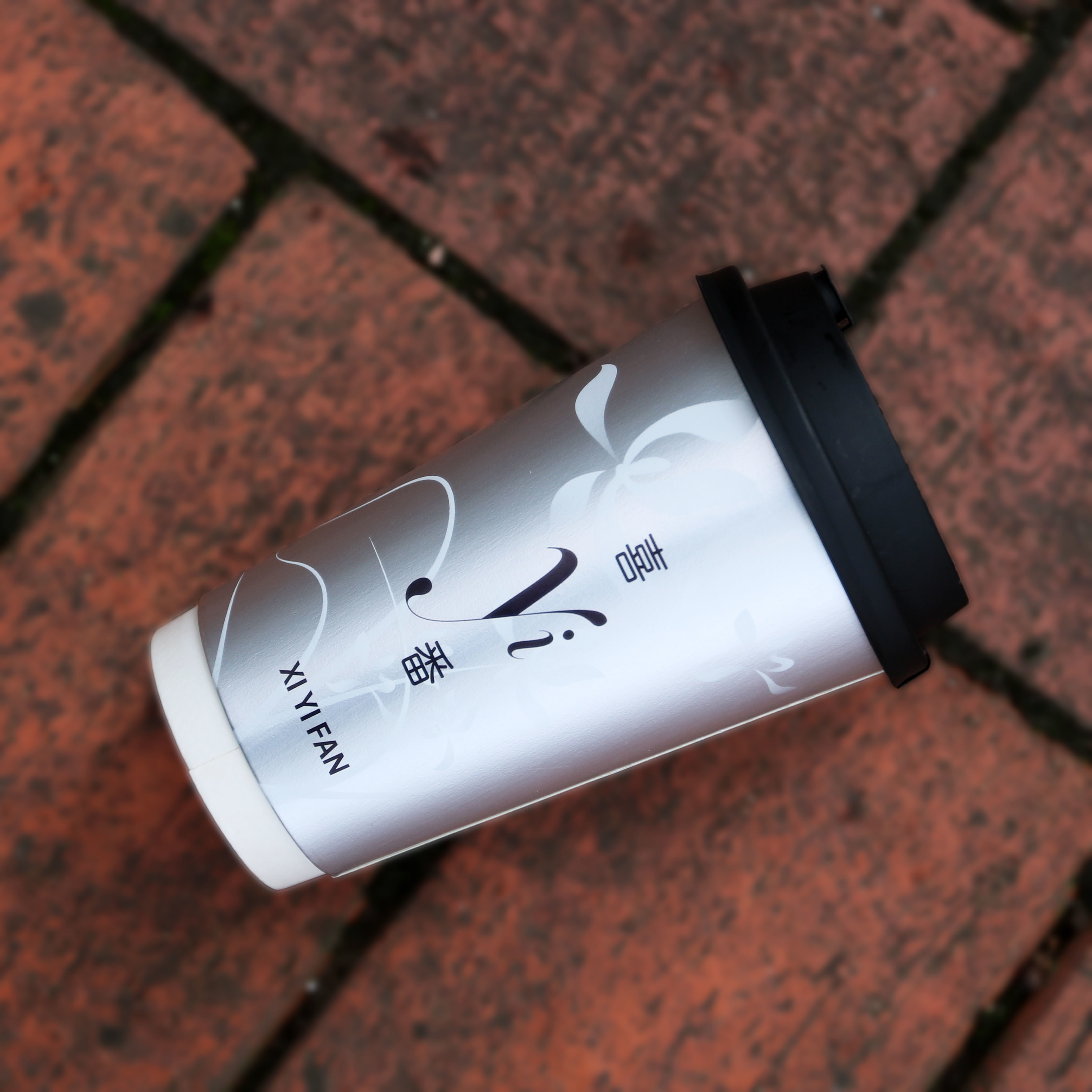 簡潔銀色奶茶紙杯