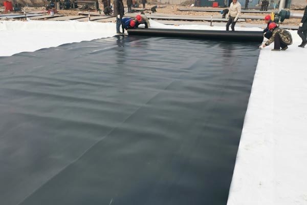 How should the geomembrane be laid and what should be paid attention to during construction?