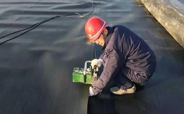 What is the laying and welding process of geomembrane?