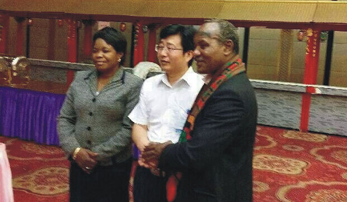 集团董事长张军峰与赞比亚副总统卢潘多·努瓦佩先生在北京进行深入交流并合影留念