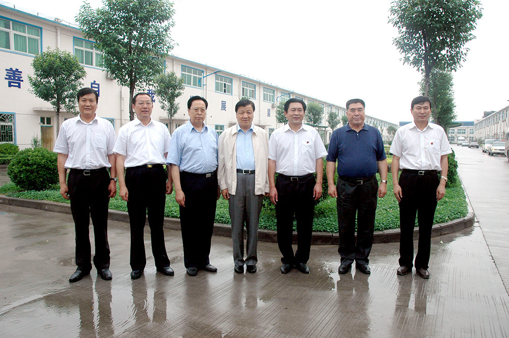 Liu Yunshan, then member of the Standing Committee of the Political Bureau of the CPC Central Committee, took a group photo with the provincial and municipal leaders in our company in time.