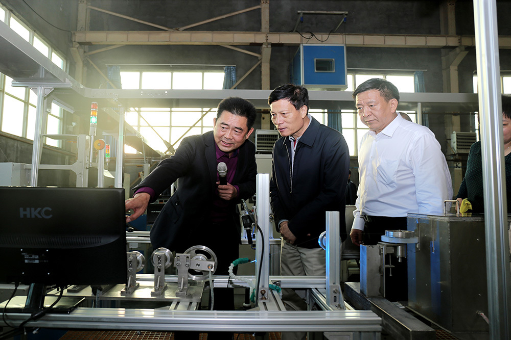 Xie Fuzhan, then secretary of the Henan Provincial Party Committee, investigated the Diamond Line project in the company.