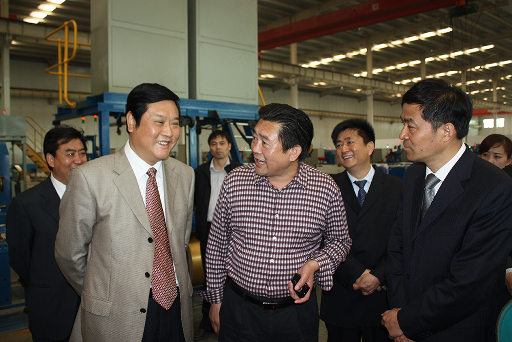 Zhao Jianchai, then vice governor of Henan Province, inspected the superfine steel wire workshop.