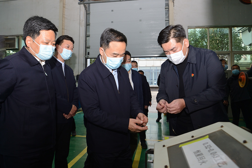 Zhengzhou Mayor He Xiong investigates the ultra-fine diamond line project in our company.