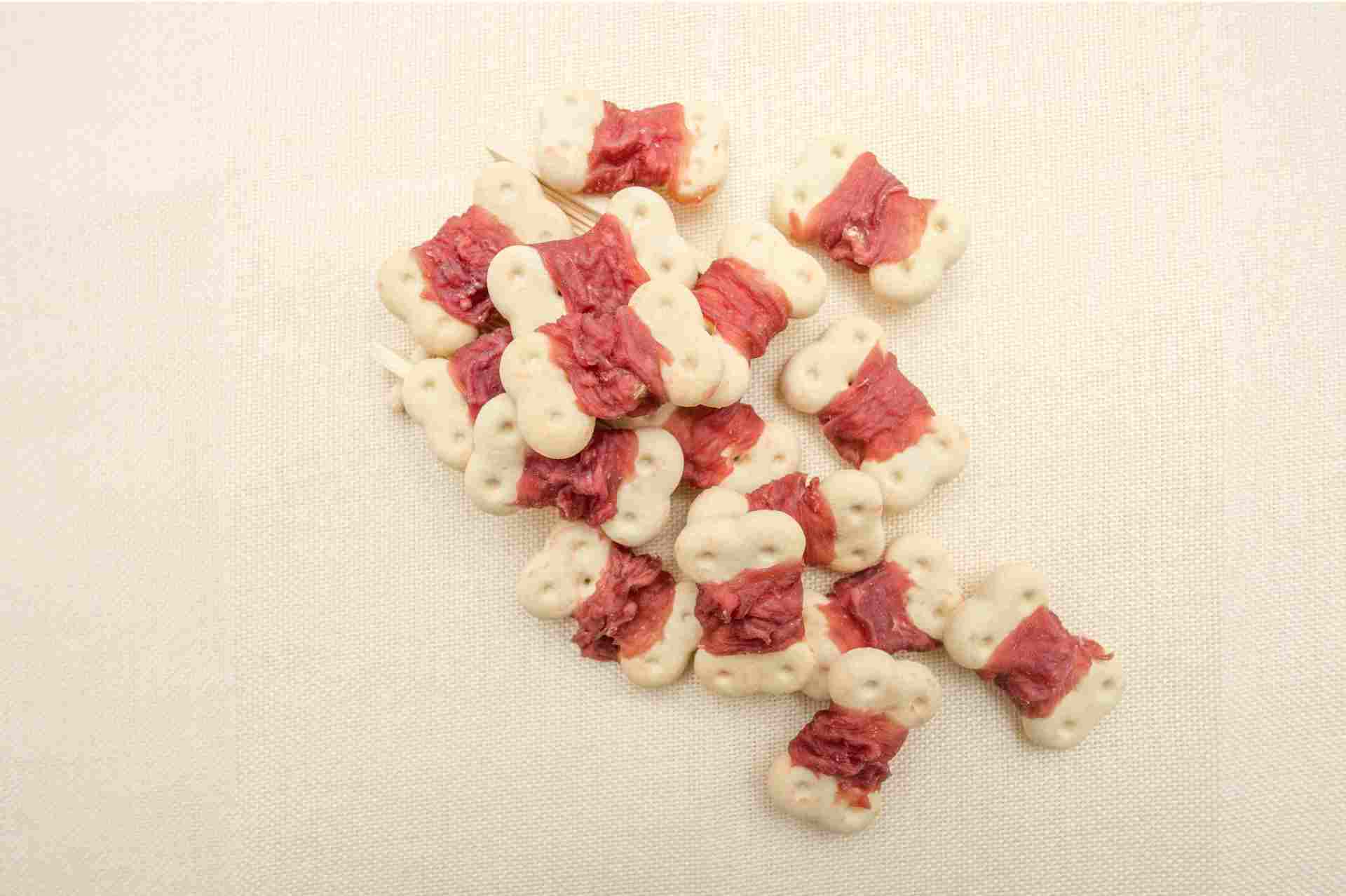 鸭肉缠白色骨形饼干