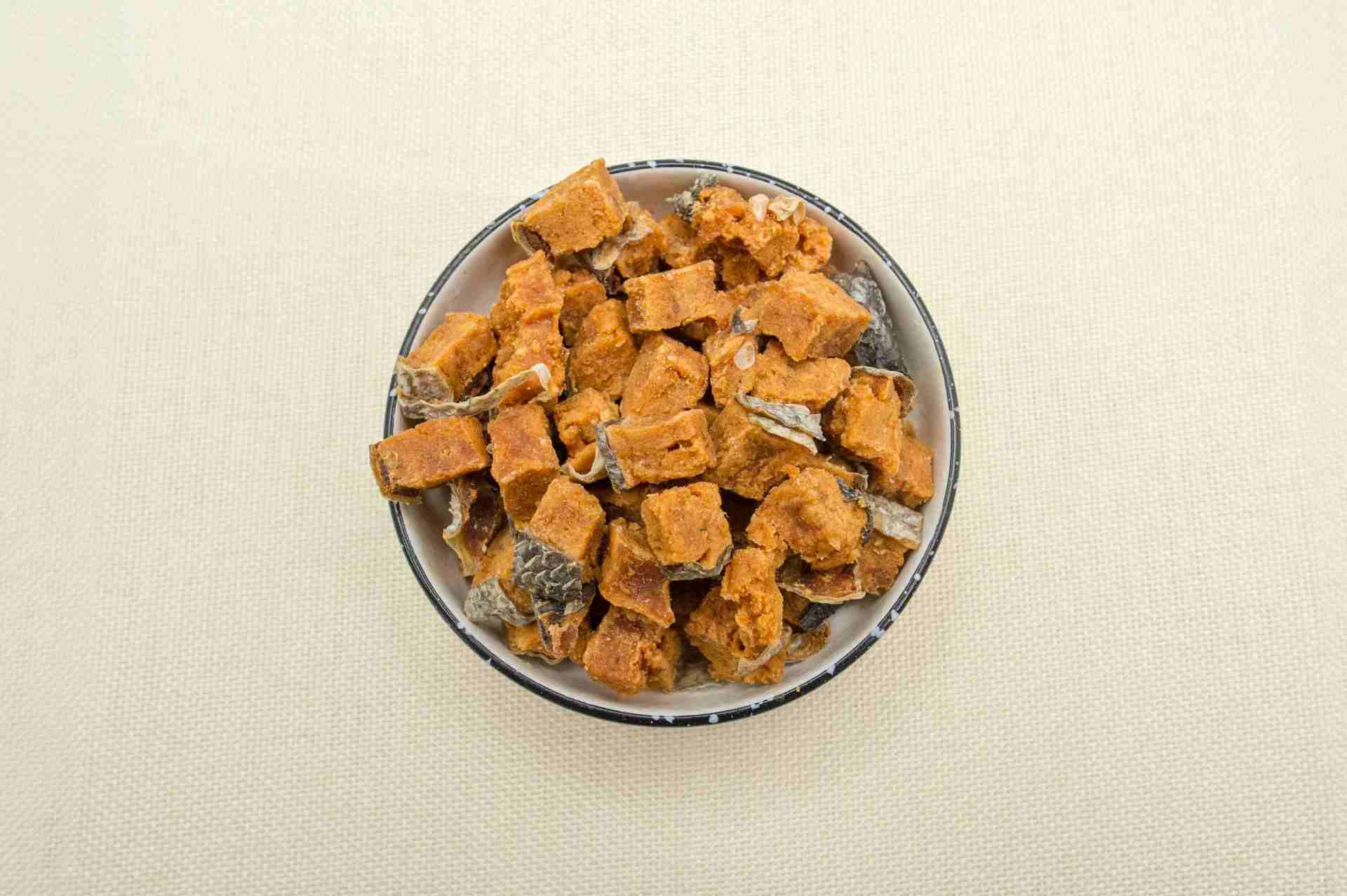 带皮三文鱼粒