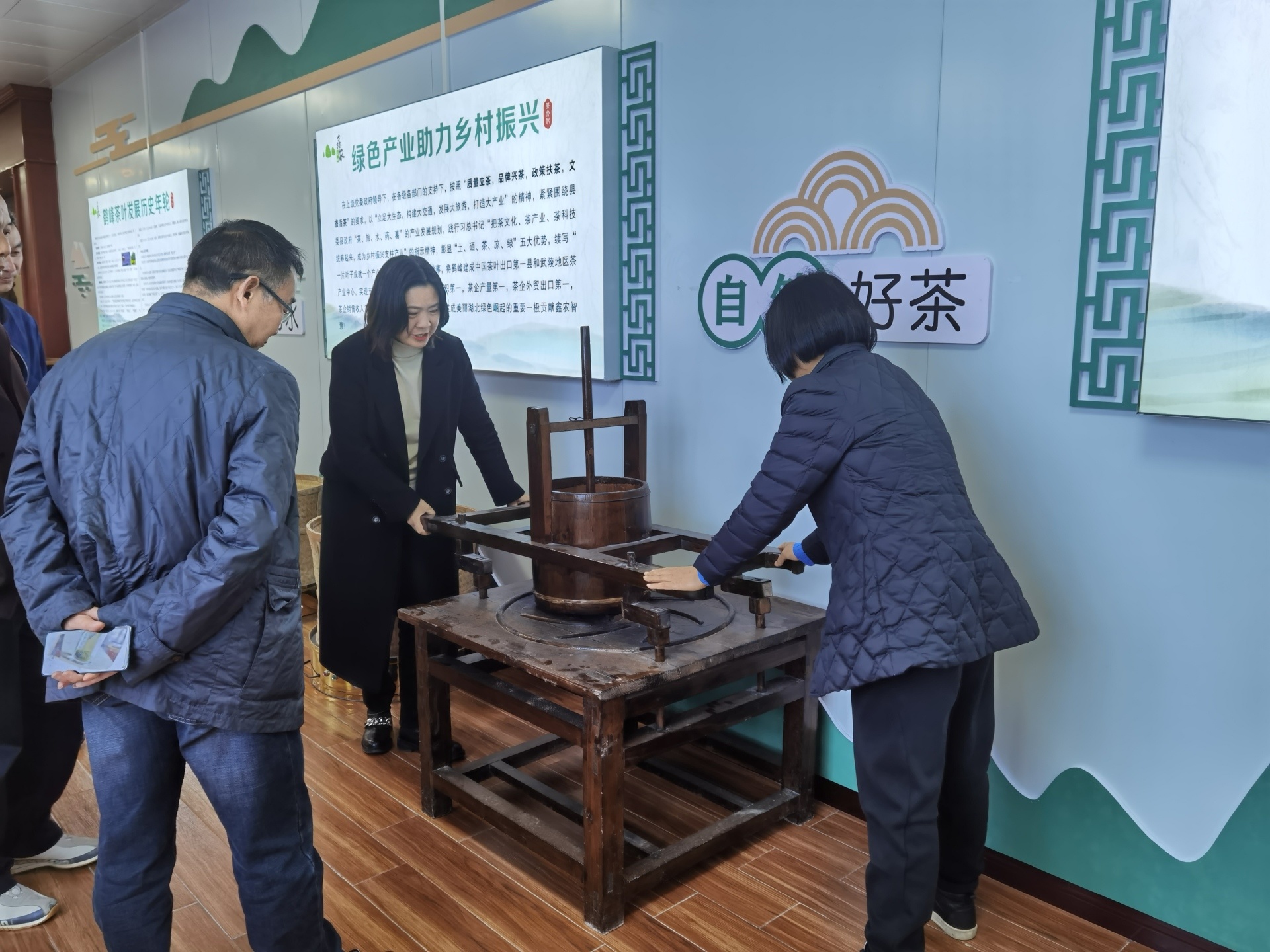 Xiang Liping, a first-level researcher from the State People's Committee, went to Xinnong Group to investigate and guide the inheritance of ethnic (tea) culture.
