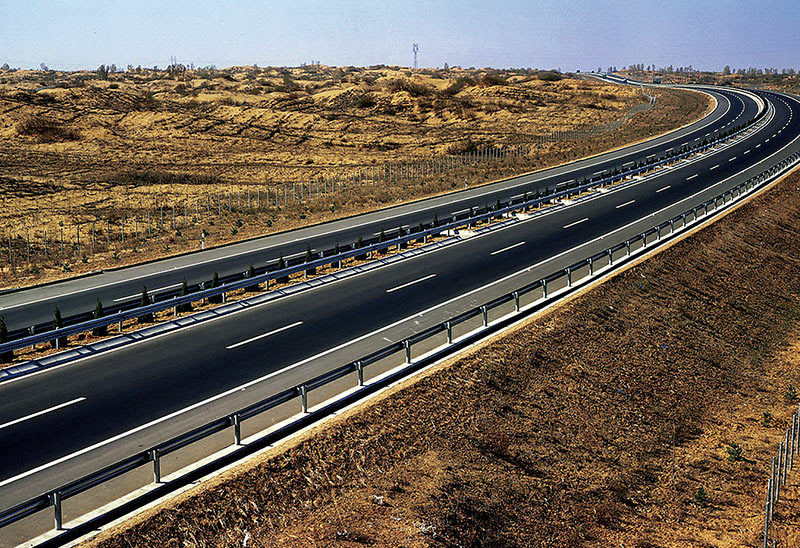 China's first desert highway... Yu jing high-speed