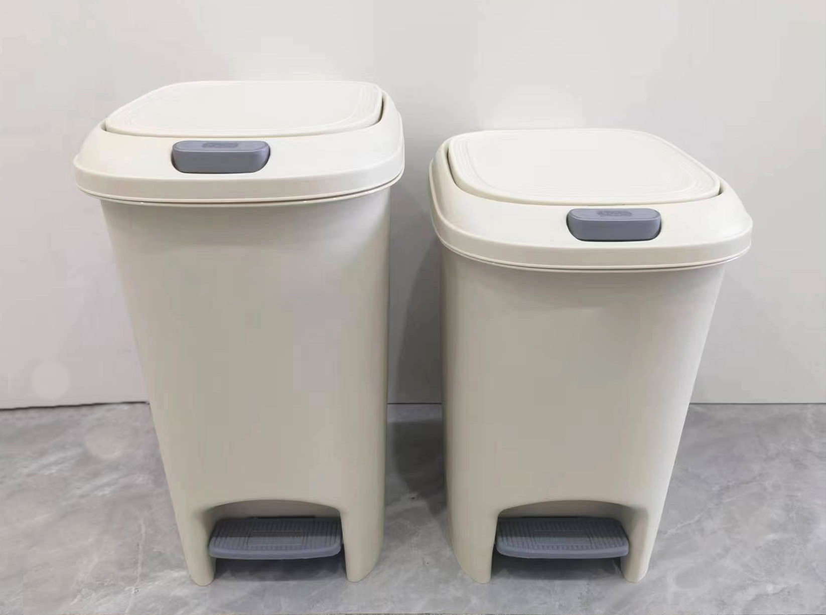 Plastic trash can