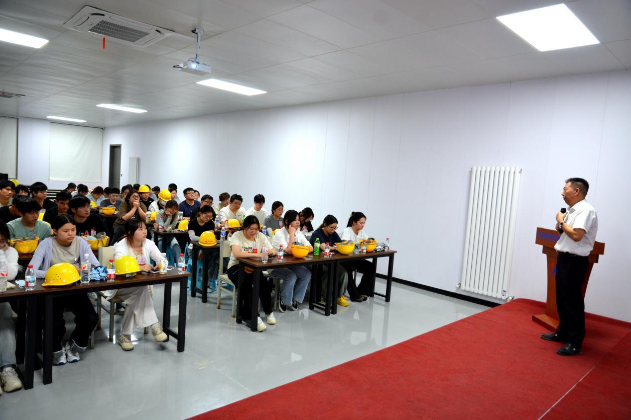 湖北工業(yè)大學(xué)師生赴洛陽安耐克參觀學(xué)習(xí)
