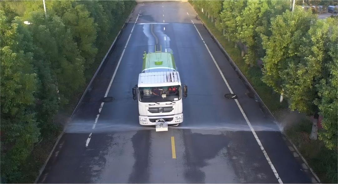 灑水車雨天作業(yè)，是“有錢任性”嗎？