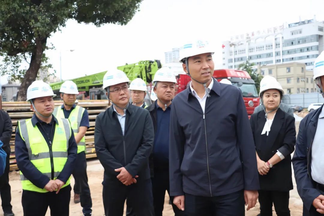 玉溪市委副書記、市長江華到聶耳和國歌傳習中心建設項目調研。