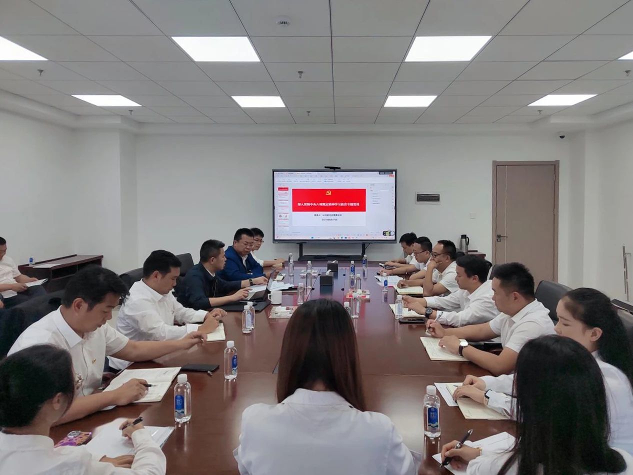 黃永華講授深入貫徹中央八項(xiàng)規(guī)定精神學(xué)習(xí)教育專題黨課