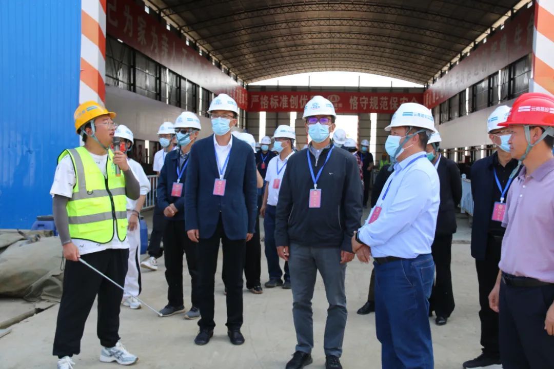 玉溪市人大代表視察組調(diào)研永金高速項目、新平歡樂水世界項目