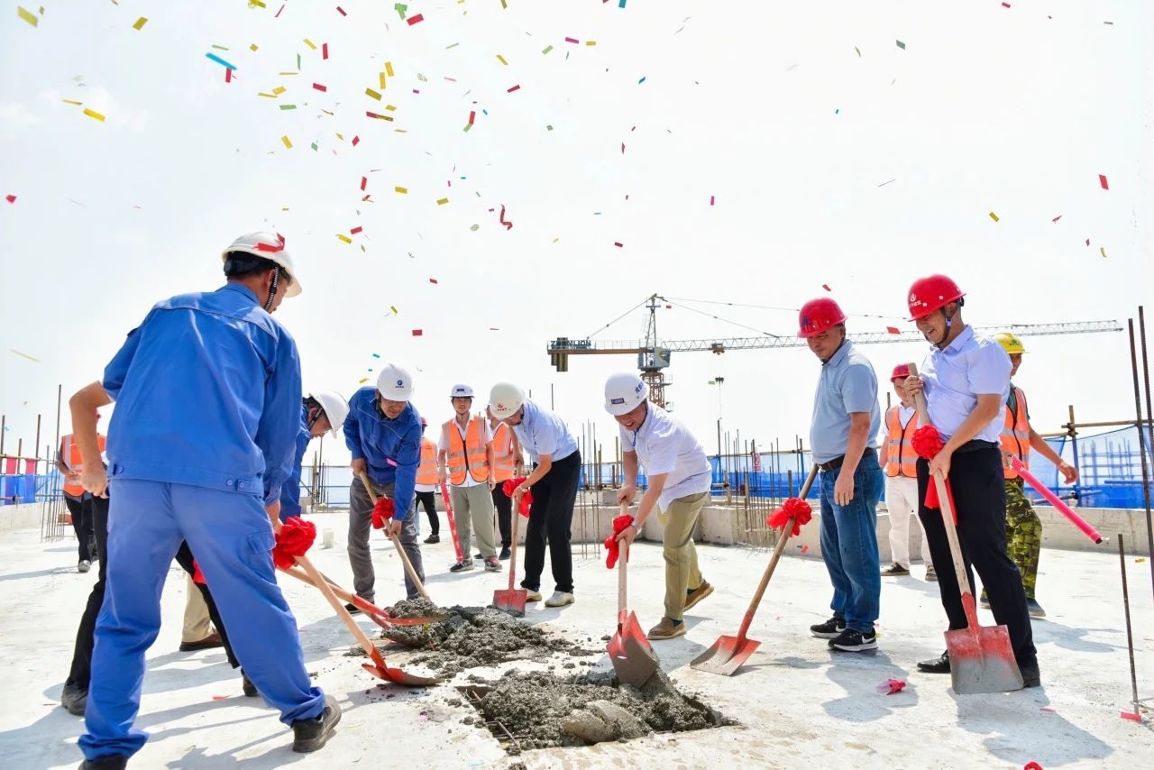 热烈祝贺逸盛公寓（海南逸盛石化洋浦保障性住房）项目喜封金顶！