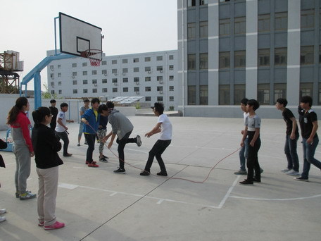 学校学生处组织学生跳绳比赛