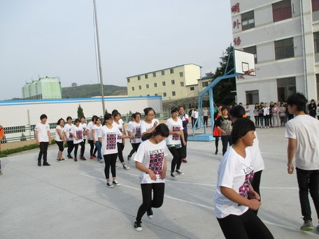 学校学生处组织学生跳绳比赛