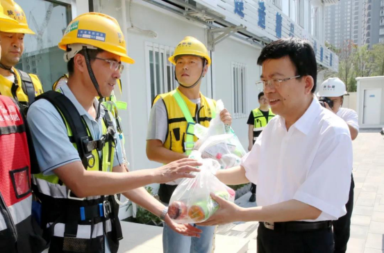 多彩网平台公司董事長張義光慰問一線職工