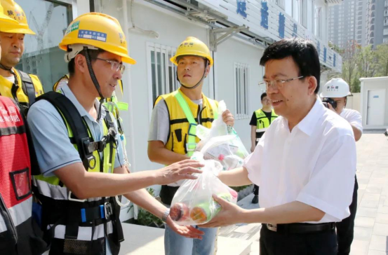 陕建集团董事长张义光慰问一线职工