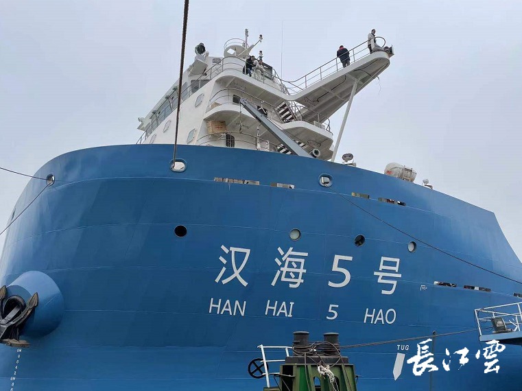 热烈祝贺长江首艘江海直达1140箱船型今日试航。 该船舵机、锚机、绞车均由我公司提供