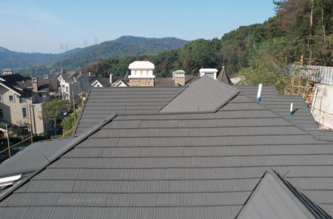 从民居到厂房，彩石金属瓦为何成为屋面建材的