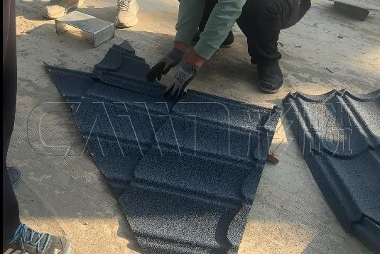 37000Cm威尼斯彩石金属瓦屋面安装施工指导：现场勘察与大瓦安装详解