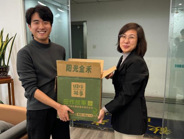 情满彩麟，年味到家：年终员工年货大礼包真情传递