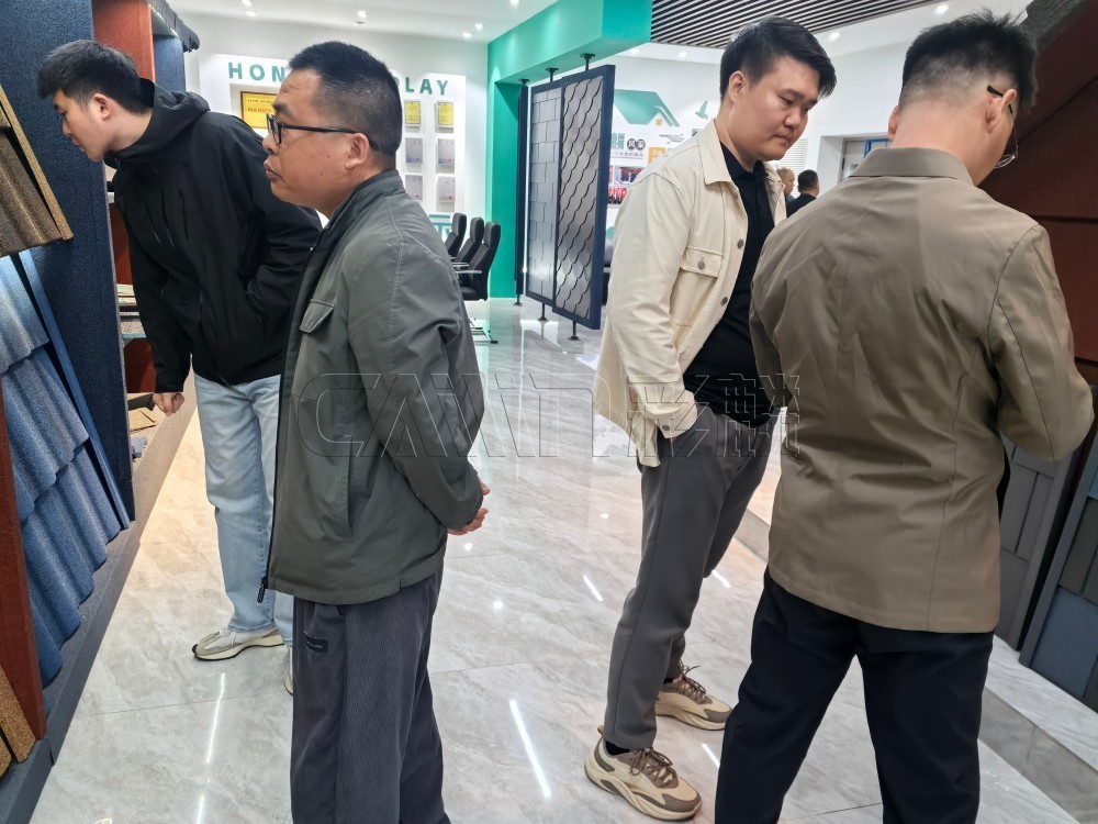 携手共赢|客户团队深度考察37000Cm威尼斯彩石金属瓦生产基地达成战略合作