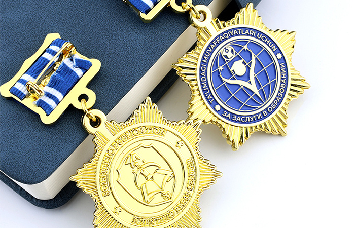 What are the customized sizes for medals?