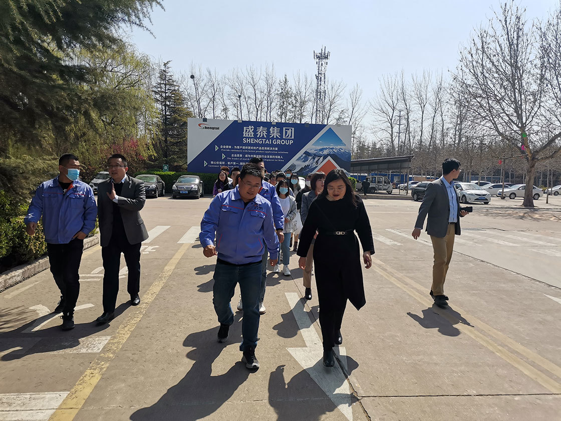 山东农业大学学工处副处长姜芳带领山东农业大学食品科学与工程学院学生一行30余人，到潍坊盛泰药业有限公司进行实地考察。