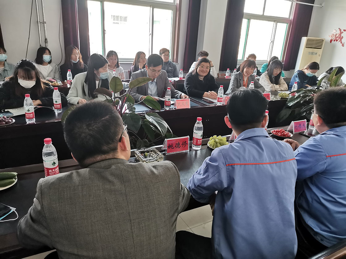 山东农业大学学工处副处长姜芳带领山东农业大学食品科学与工程学院学生一行30余人，到潍坊盛泰药业有限公司进行实地考察。