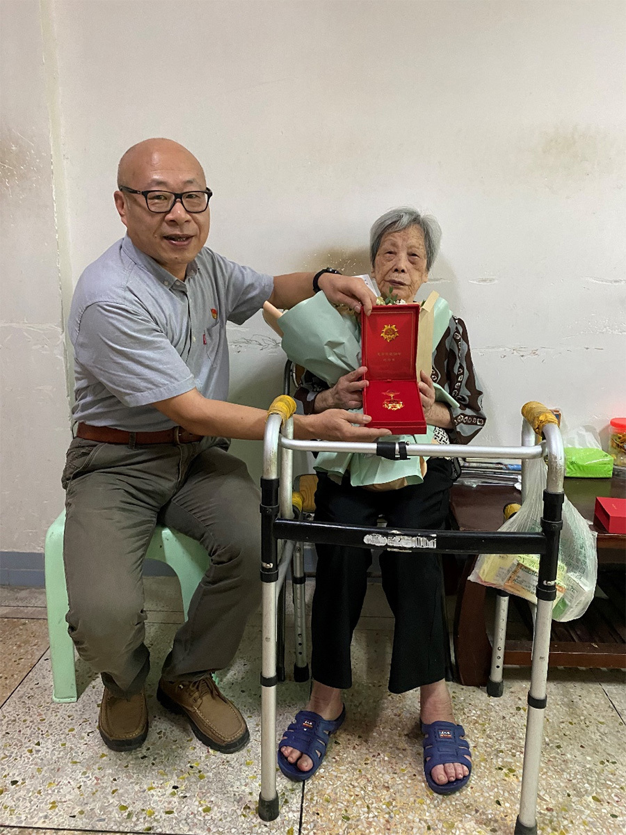 中藝總公司汕頭抽紗黨委走訪慰問(wèn)50年以上黨齡離休老黨員