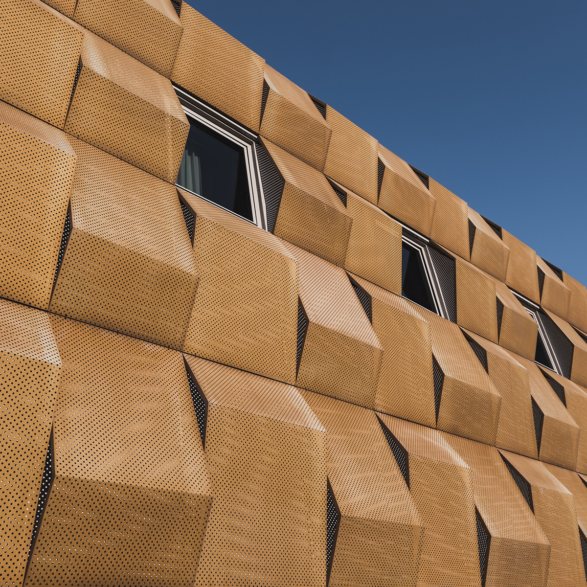 Exploring the Benefits of Carbon Fiber Wrap in Construction and Design