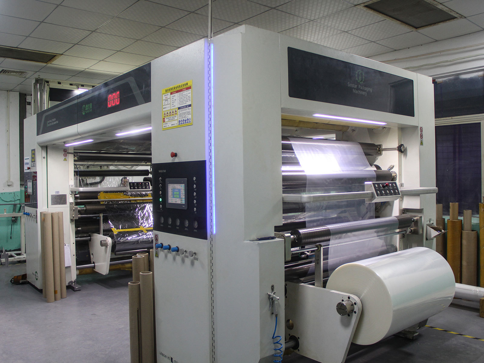 Solventless laminating machine