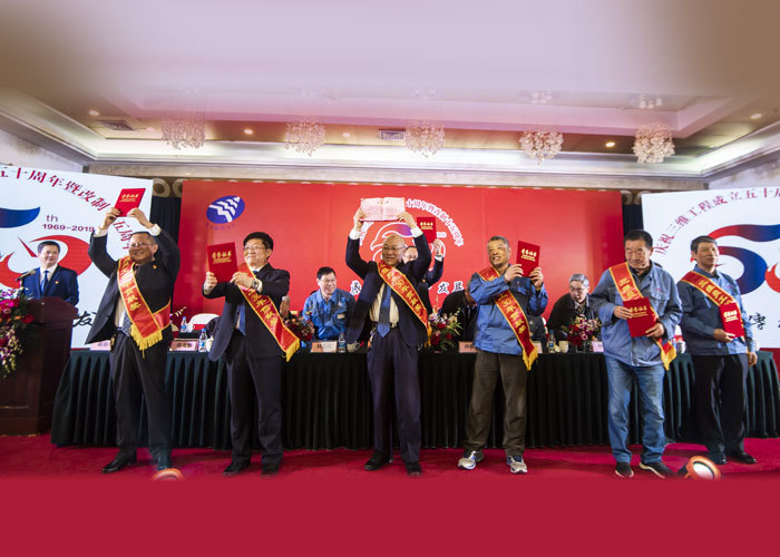 The Party committee of the company commended the old employees who have worked in the company for more than ten years